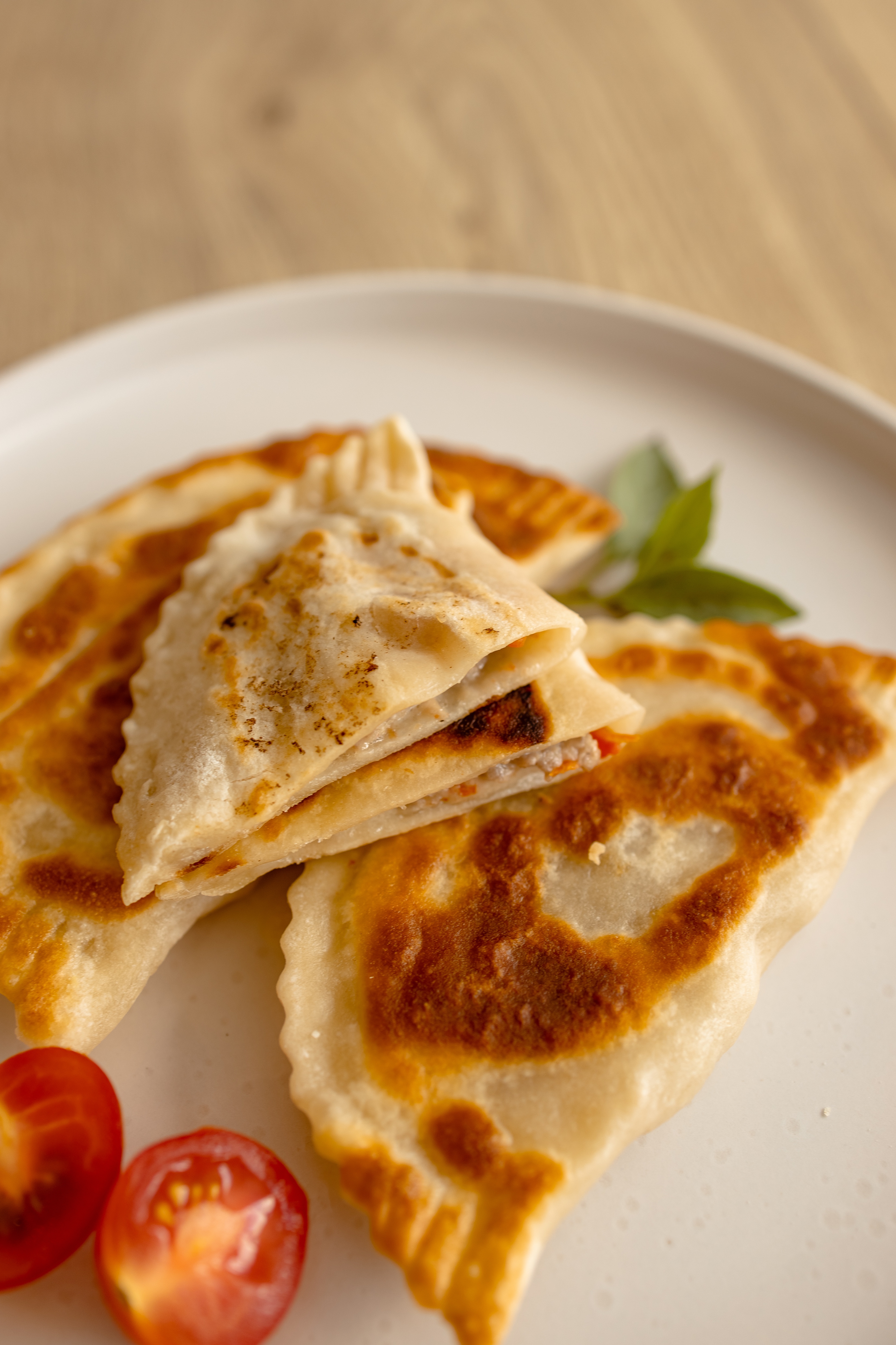 Чебуреки з мясом свинини, твердим сиром та томатами